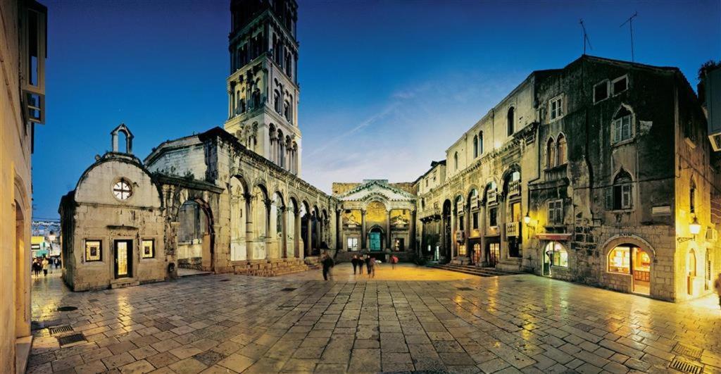 Auroraa * Split